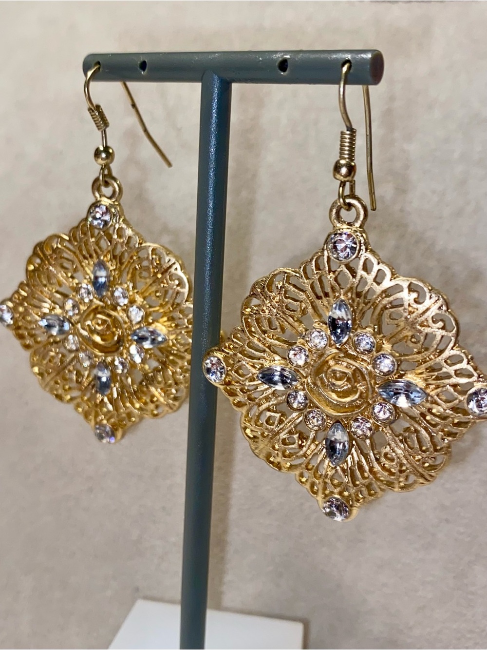 Gorgeous VTG Gold Filigree Floral Earrings with Clear Crystals - Women's Jewelry